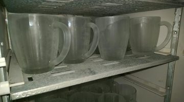 Ледяные пивные кружки в морозильной камере